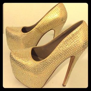 Gold heels great condition